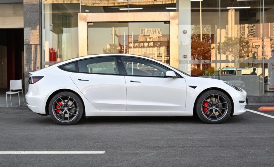 Tesla model 3 – 4WD PERFORMANCE