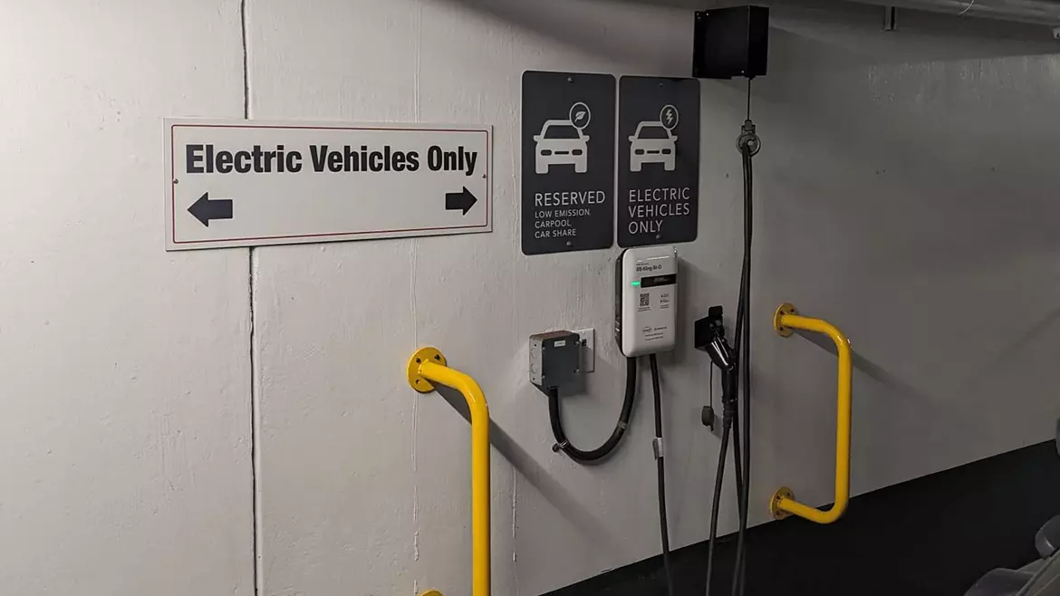 Как поставить зарядку для электромобиля в паркинге